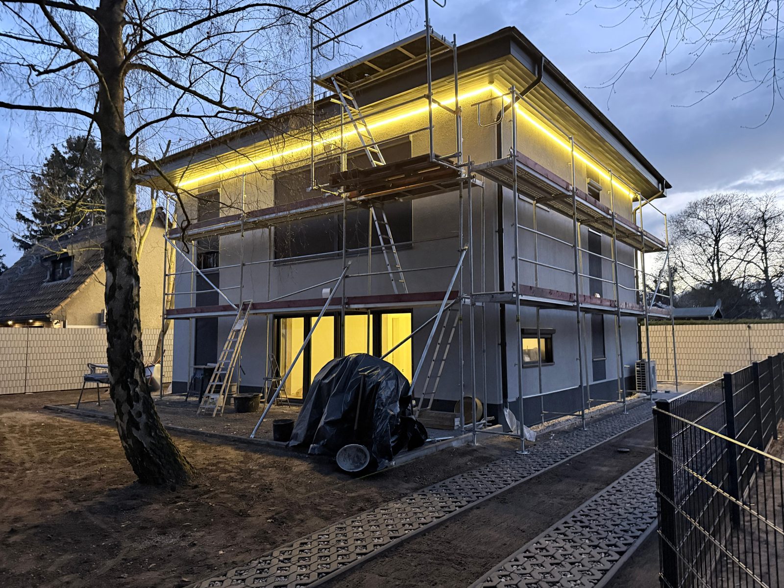 Bauphase — Fassade im Gerüst