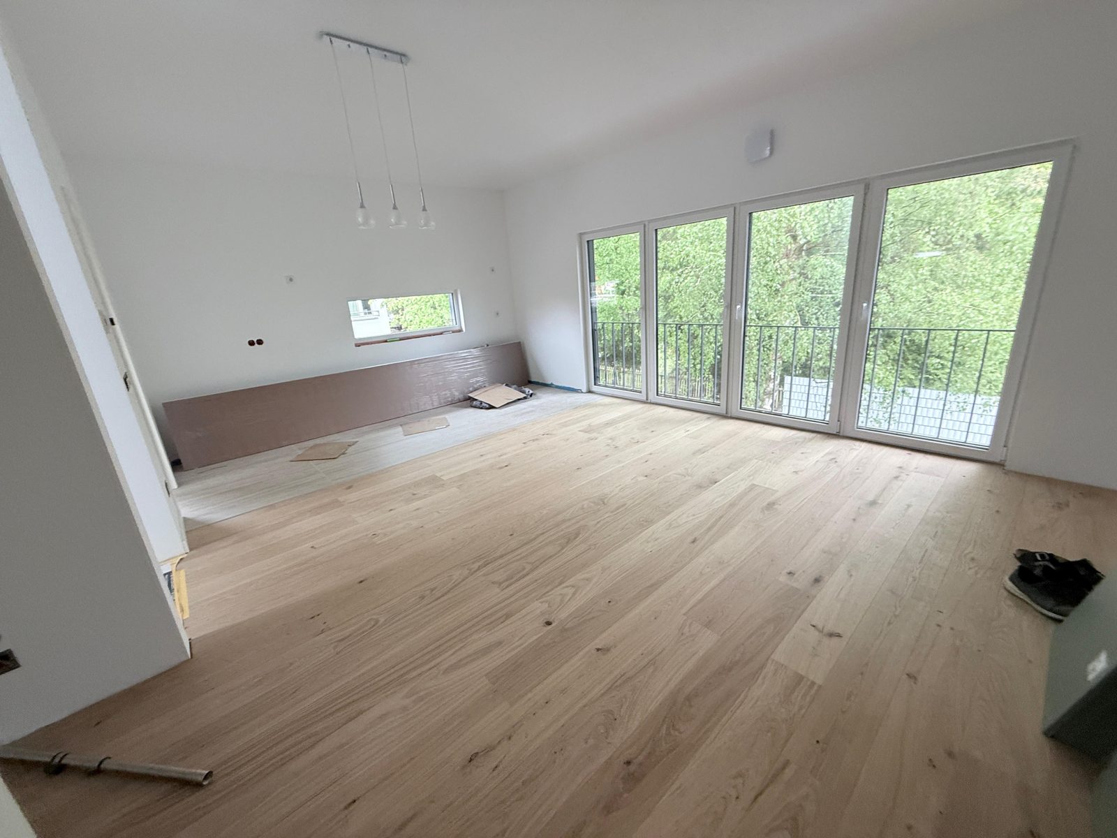 Wohnzimmer mit Parkett und bodentiefen Fenstern
